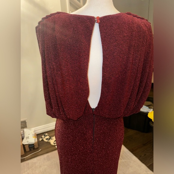 Red glistening evening gown (40) - Picture 8 of 13
